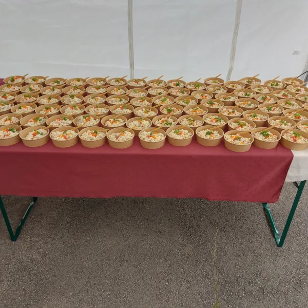 Catering-laud täis portsjonkausse