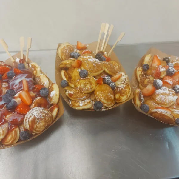 Mini pannkoogid marjade ja kastmega