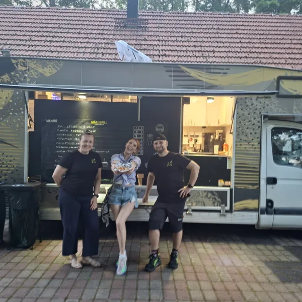 MÄXI GRILLi meeskond toiduauto ees