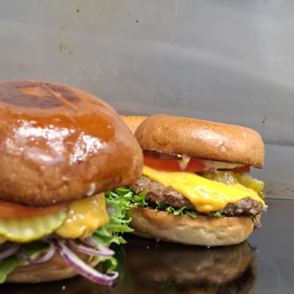 Kaks veiseliha burgerit juustuga