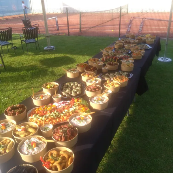 Pikk catering-laud välisüritusel
